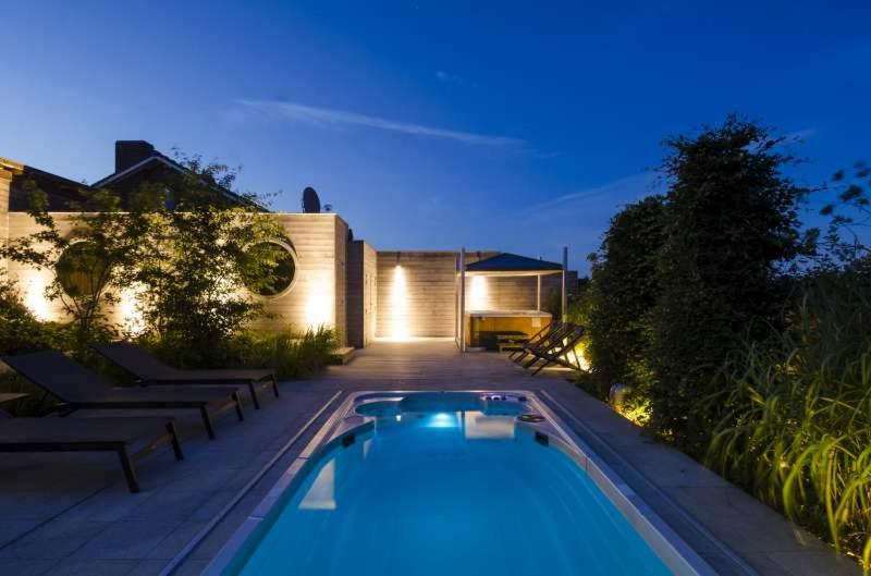- une piscine dans l'arrière-cour d'une maison dans l'établissement Wellnessvakantiehuis Victorello, à Heuvelland