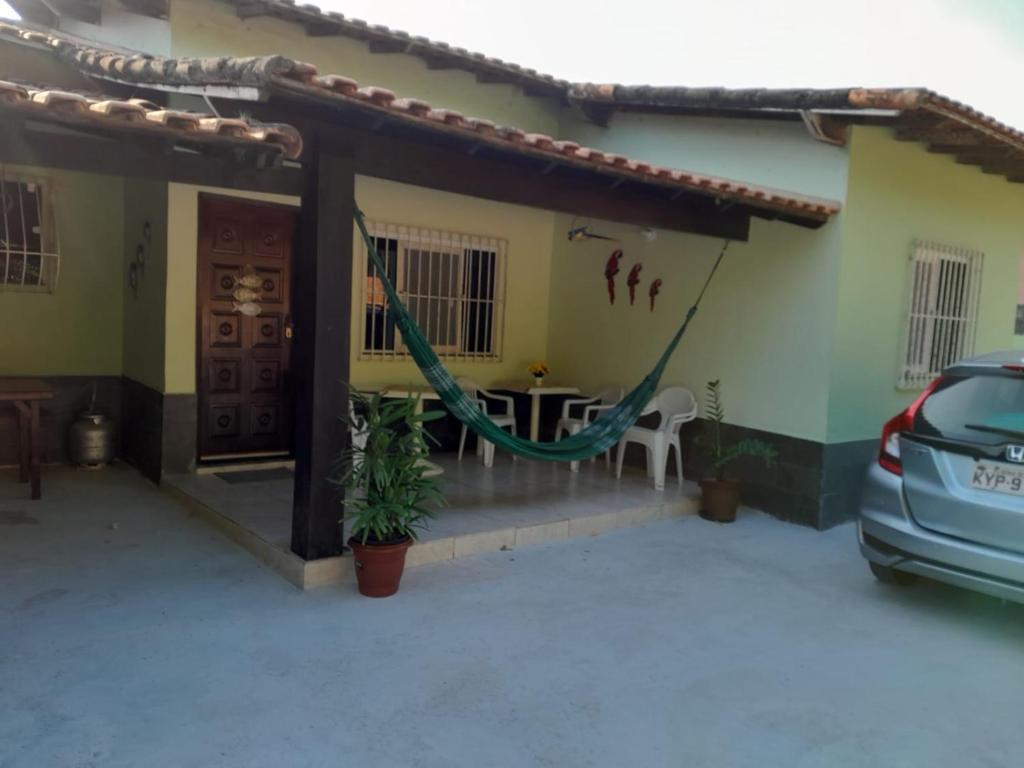 Casa de temporada Lar Doce Mar de Itauna في ساكاريما: منزل فيه سيارة متوقفة أمامه