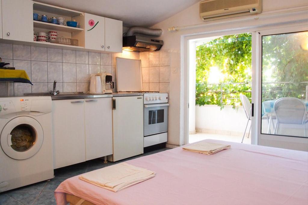 Kuchyň nebo kuchyňský kout v ubytování Apartments Pomalo