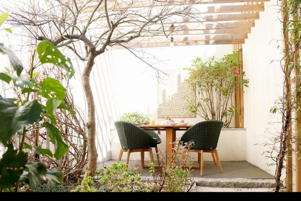 d'une terrasse avec deux chaises et une table. dans l'établissement T'Luz, à Porto