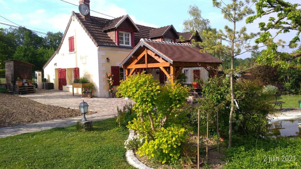 une maison avec un jardin devant dans l'établissement La Vallée du Cher, à Monthou-sur-Cher