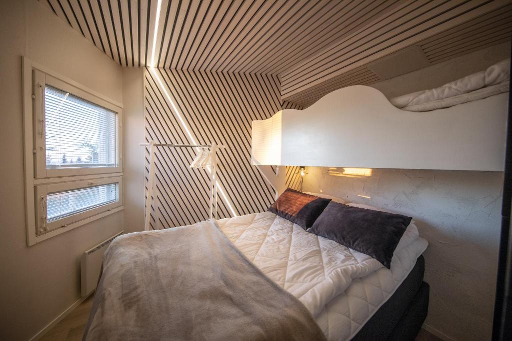 1 dormitorio con 1 cama grande en una habitación en Tunturihuoneisto LAAKEUS, en Syöte