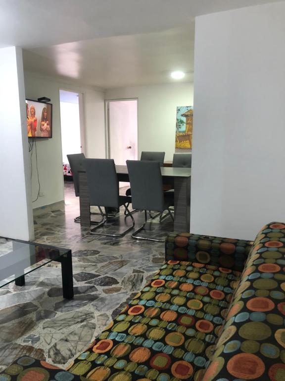 una sala de conferencias con mesa y sillas. en Apartamento cómodo,grande,céntrico,bien ubicado Apto 203, en Medellín