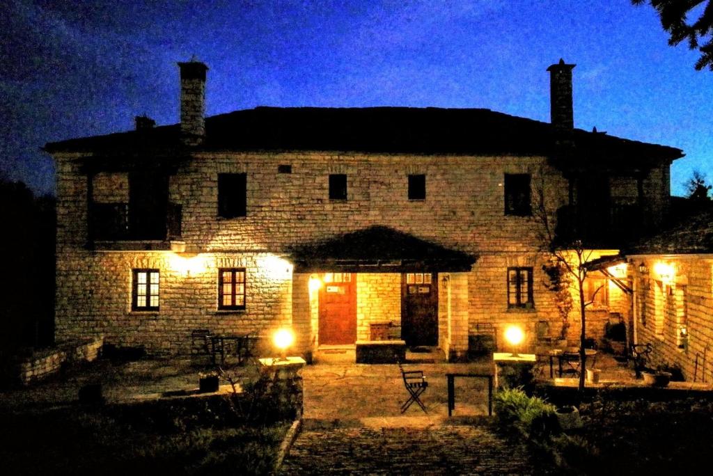 アノ・ペディナにあるXenonas Achnoulasの暗灯の古い石造りの家