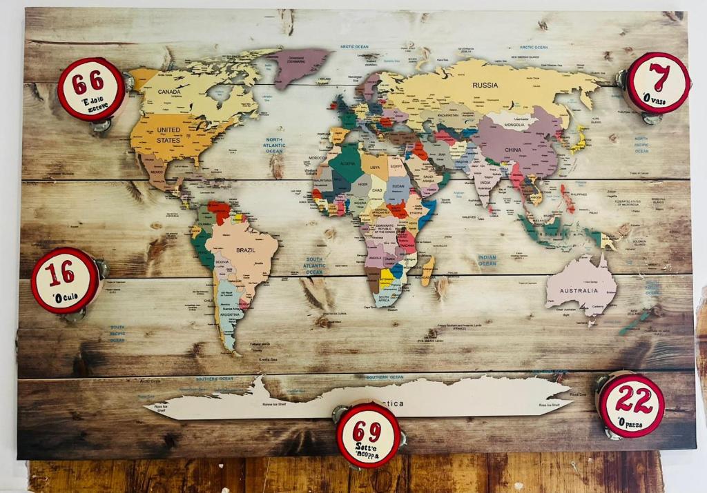 eine Weltkarte an einer Holzwand mit Uhren in der Unterkunft BnB My Way Toledo in Neapel
