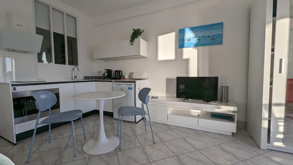 Kuchyň nebo kuchyňský kout v ubytování Superbe appartement vue mer panoramique