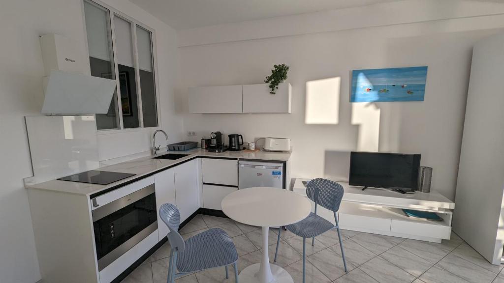 Kuchyň nebo kuchyňský kout v ubytování Superbe appartement vue mer panoramique