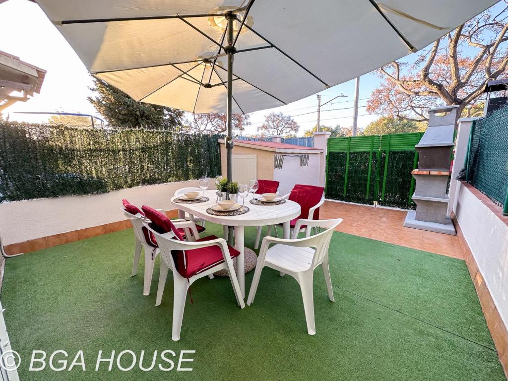 einen Tisch und Stühle mit Sonnenschirm auf einer Terrasse in der Unterkunft Bga Rentals Aini in Cambrils