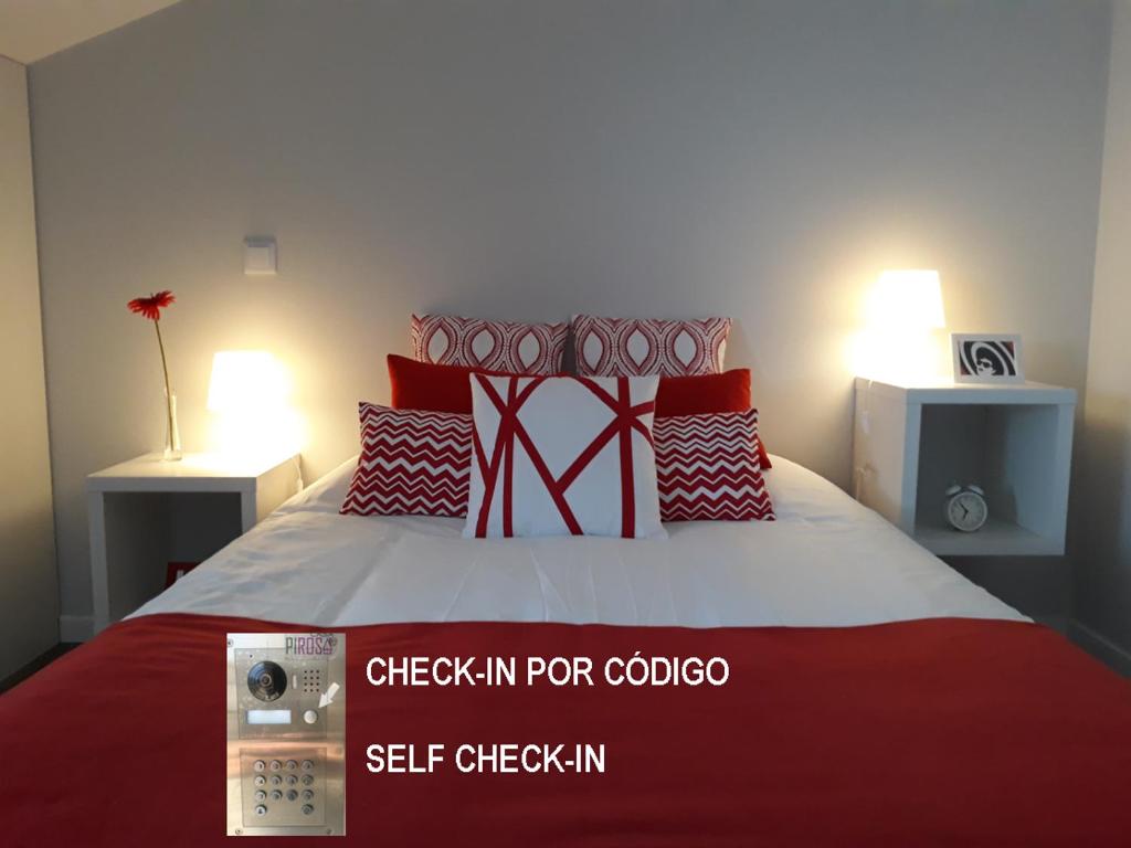 アヴェイロにあるCasa Pirosa2のベッドルーム1室(赤と白のベッド1台、ランプ2つ付)