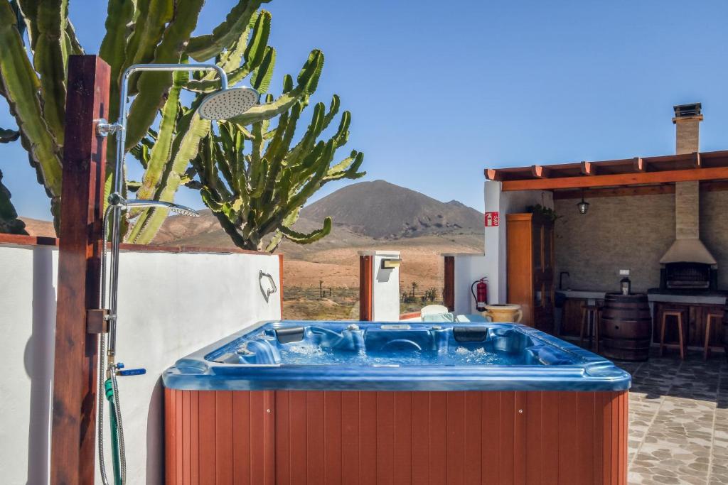 una bañera de hidromasaje en un patio con un cactus en LA CAÑADA, en Tiscamanita