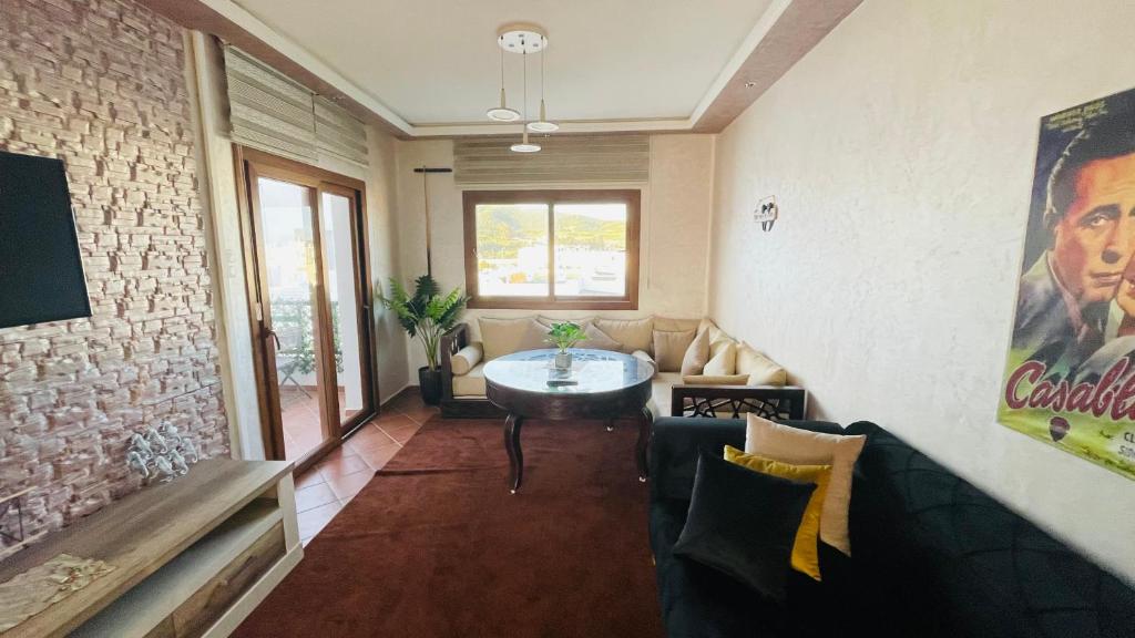 a living room with a couch and a table at La casa de ANNI in Cabo Negro