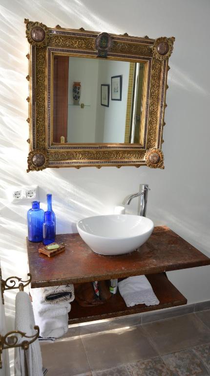 A bathroom at Villa Sitges Julia Vista Espectacular 2 k m s de la Playa Comoda & Area Tranquila Amplitud interior y plana