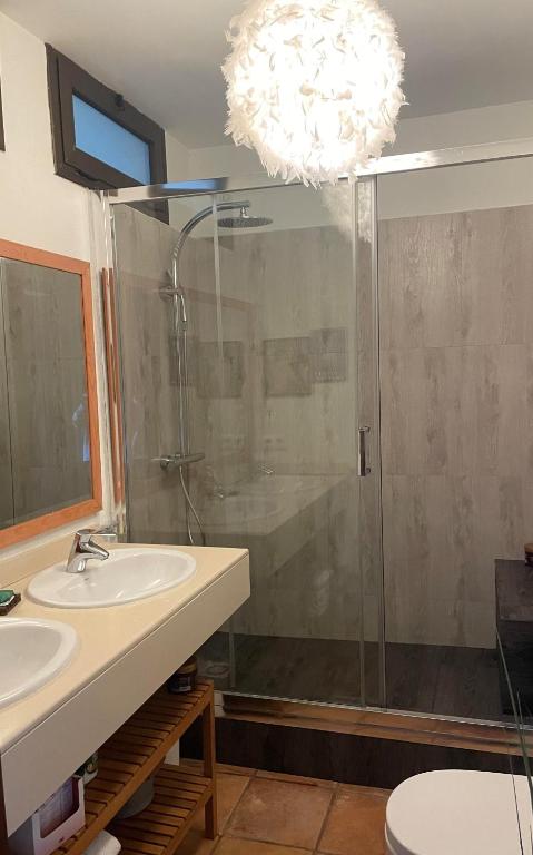 A bathroom at Villa Sitges Julia Vista Espectacular 2 k m s de la Playa Comoda & Area Tranquila Amplitud interior y plana