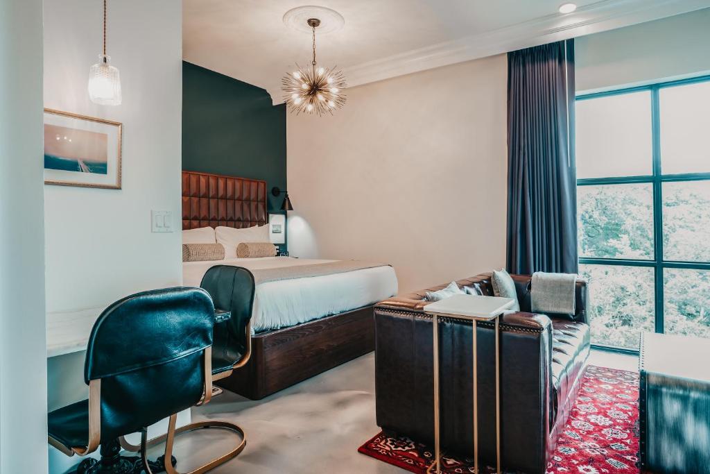 Postel nebo postele na pokoji v ubytování Colton House Hotel
