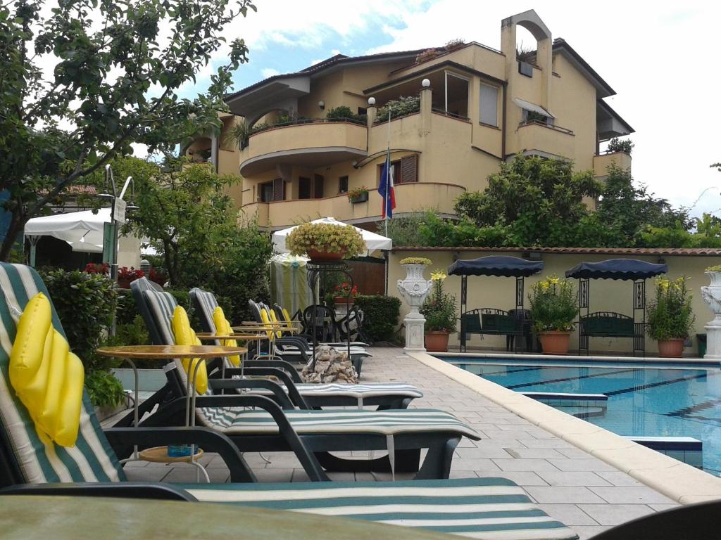 Bazén v ubytování Hotel Flowers nebo v jeho okolí