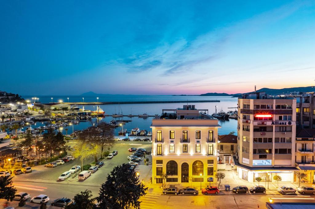 una vista aerea di una città di notte di EPICURE SUITES a Kavala