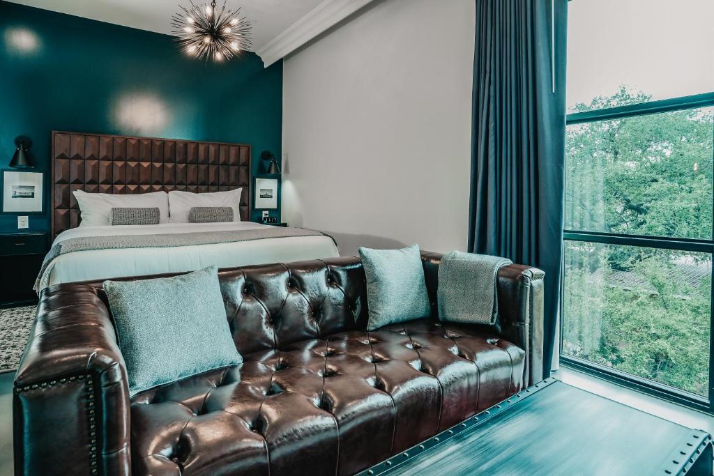 Postel nebo postele na pokoji v ubytování Colton House Hotel