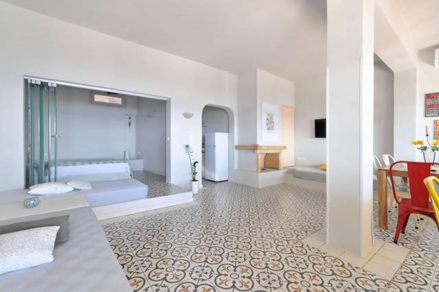 een woonkamer met een bed en een eetkamer bij Beachfront Apartment Downtown close to Athens Airport in Artemida