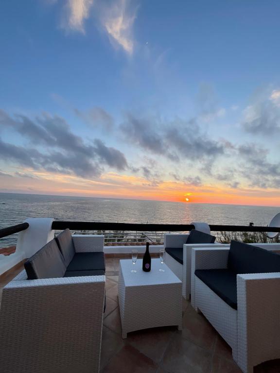 un patio con vista sull'oceano al tramonto di Sea -view Apartament CAVA DELL’ISOLA (FORIO) a Ischia
