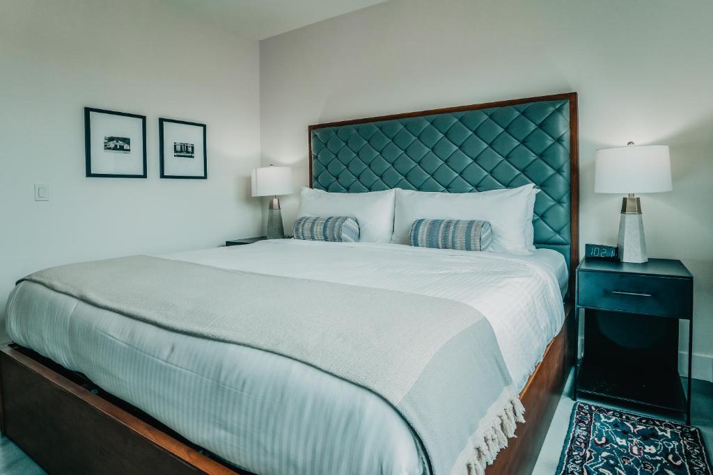 Postel nebo postele na pokoji v ubytování Colton House Hotel
