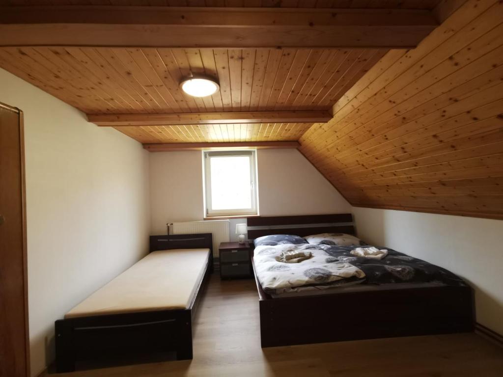 Łóżko lub łóżka w pokoju w obiekcie Penzion U Dyntarů
