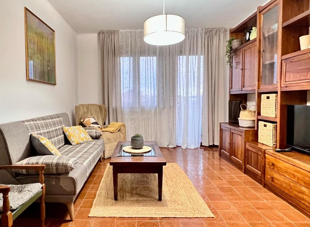 uma sala de estar com um sofá e uma televisão em San Dona Homely House em San Donà di Piave