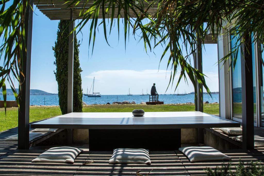 - une table dans un pavillon avec vue sur l'océan dans l'établissement Villa Waterfront - Villa with spectacular views and direct access to the laguna, à Balaruc-les-Bains