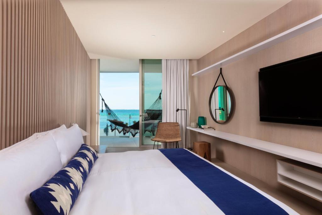 Postel nebo postele na pokoji v ubytování SLS Cancun