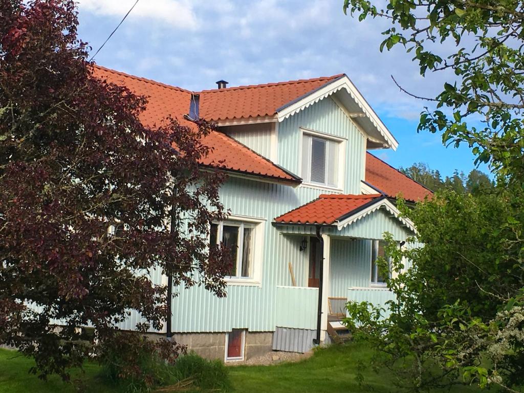 a white house with an orange roof at Orrekläpp in Tanumshede