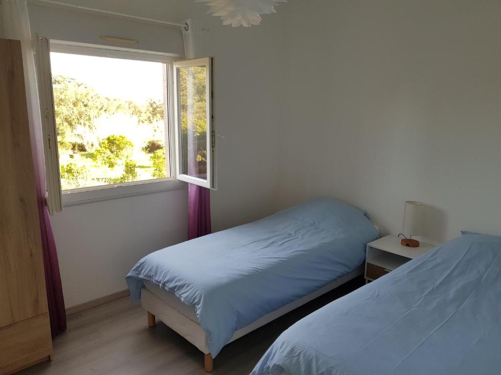 Łóżko lub łóżka w pokoju w obiekcie VILLA Piscine chauffée 15 pers avec piscine vue mer montagne 1km mer