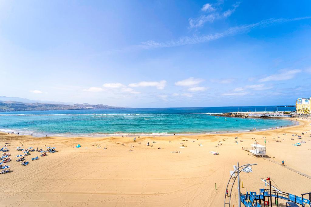 a beach with a lot of people and the ocean at El 5º Cielo in Las Palmas de Gran Canaria