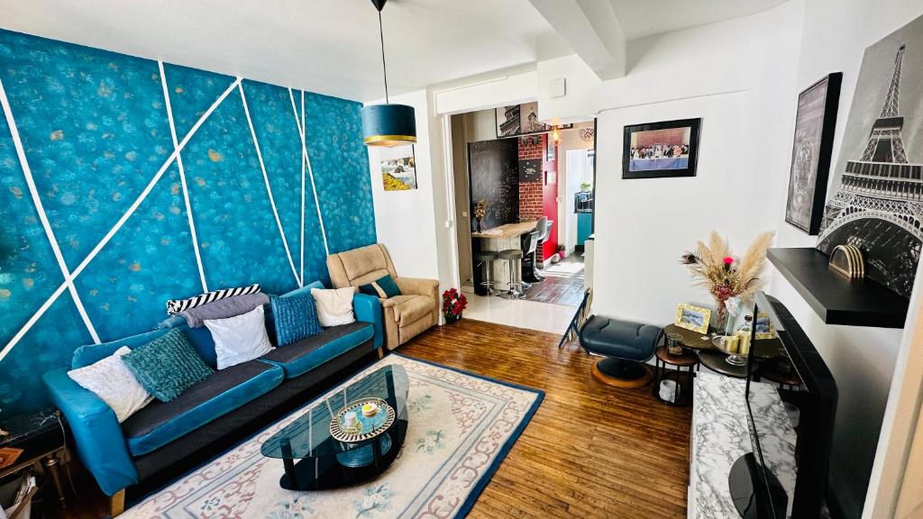 a living room with a couch and a table at Appartement Bleu du Palais - Relaxation Centrale in Le Palais