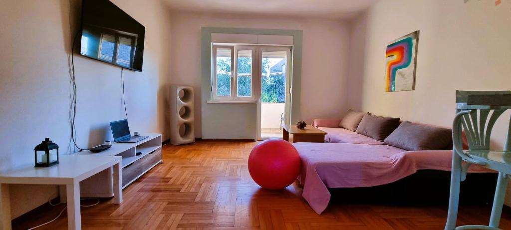 Televízia a/alebo spoločenská miestnosť v ubytovaní Apartment O.K.