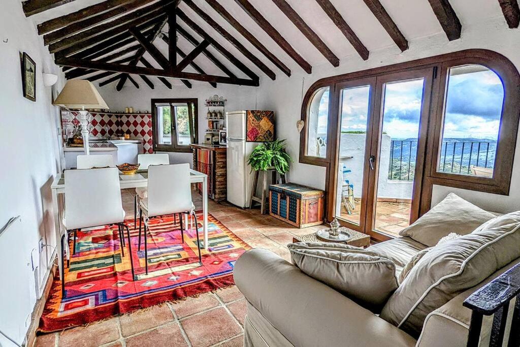 ein Wohnzimmer mit einem Sofa und einem Tisch in der Unterkunft Casa de Luz in Casares