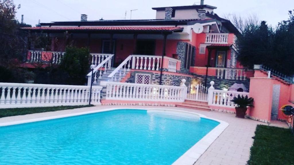 ein Haus mit einem Pool vor einem Haus in der Unterkunft Villa Ennio in Ciampino