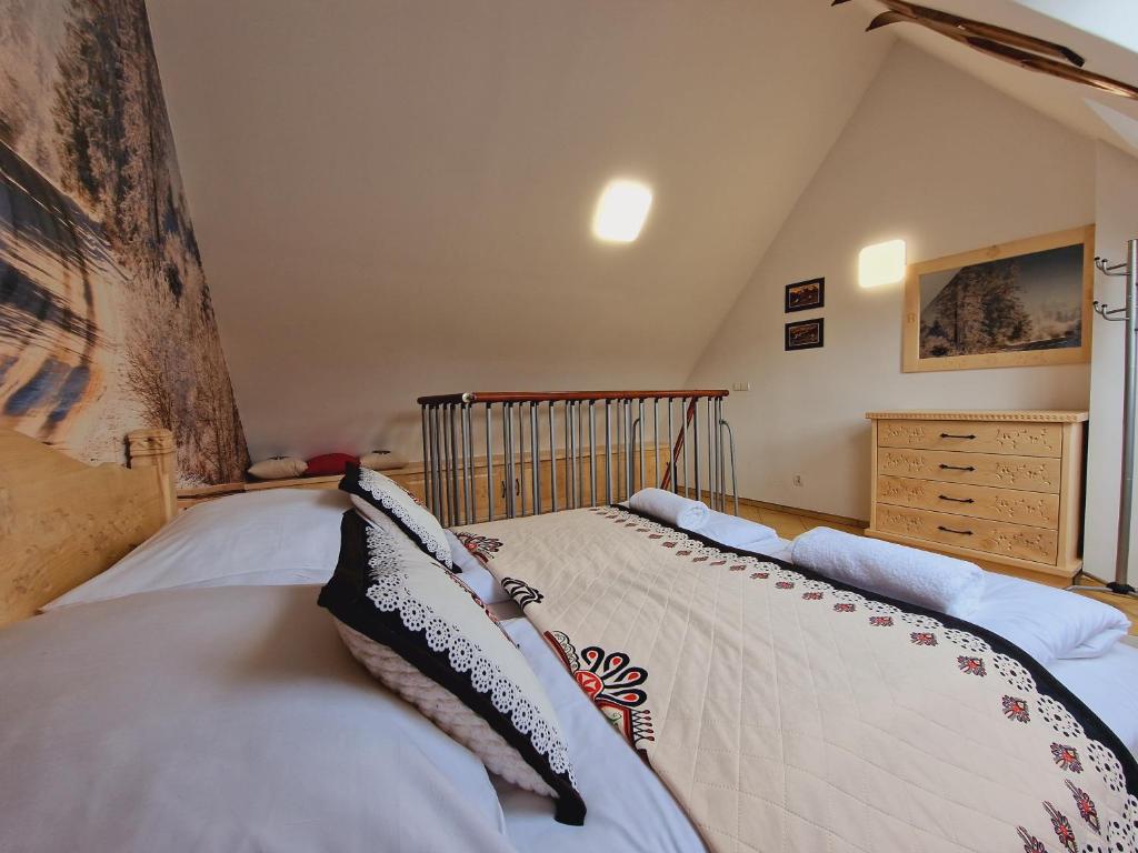 Posteľ alebo postele v izbe v ubytovaní Apartament Butorowy Kościelisko