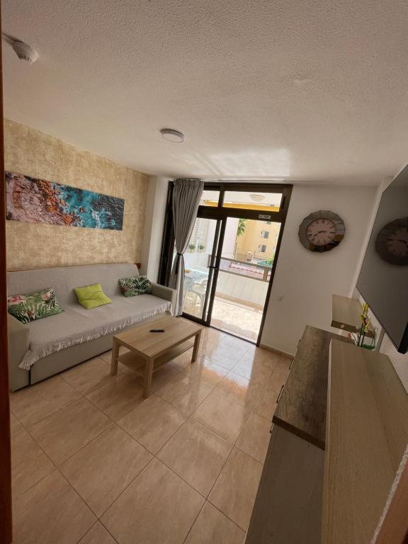 een woonkamer met een bank en een tafel bij Apartment Modern 2 Playa del Ingles in San Bartolomé