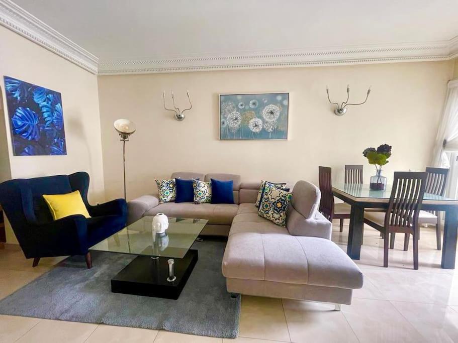 uma sala de estar com um sofá e uma mesa em Amazing Apartment in Gauthier em Casablanca