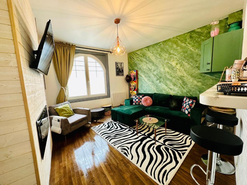 uma sala de estar com um sofá e um tapete de zebra em Appartement Vert du Palais - Relaxation Centrale em Palais