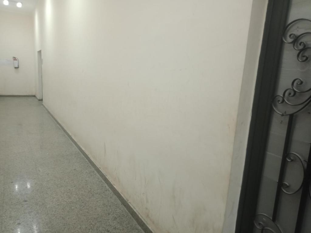 einen Flur mit einer weißen Wand und einer Tür in der Unterkunft Your home in Sharm El Sheikh