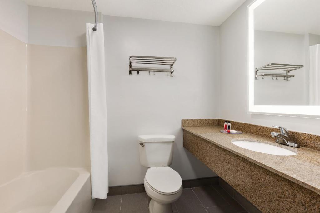 Country Inn & Suites by Radisson, Panama City, FL - King Suite With Jacuzzi