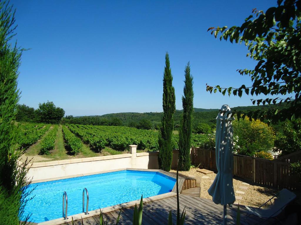 Bazén v ubytovaní CHAMBRES D'HOTES "MAISON PONS" proche UZES - PONT DU GARD alebo v jeho blízkosti