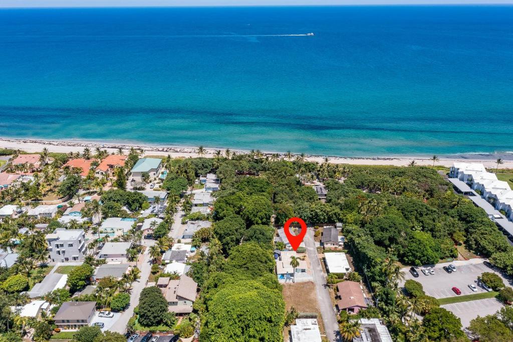 una vista aérea de una playa con una gran señal roja en Florida Seaside Get Away- 50 Steps to Beach, en Boynton Beach