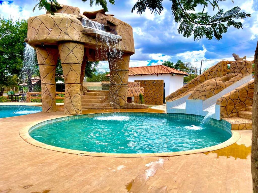 una pequeña piscina con un tobogán de agua en un patio trasero en Haras Paraíso do Atlântico, 