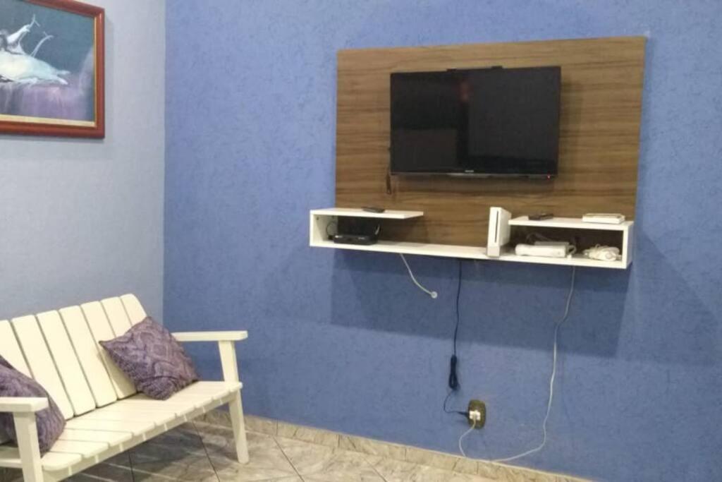 Uma TV ou centro de entretenimento em Casa Lagoa Piscina