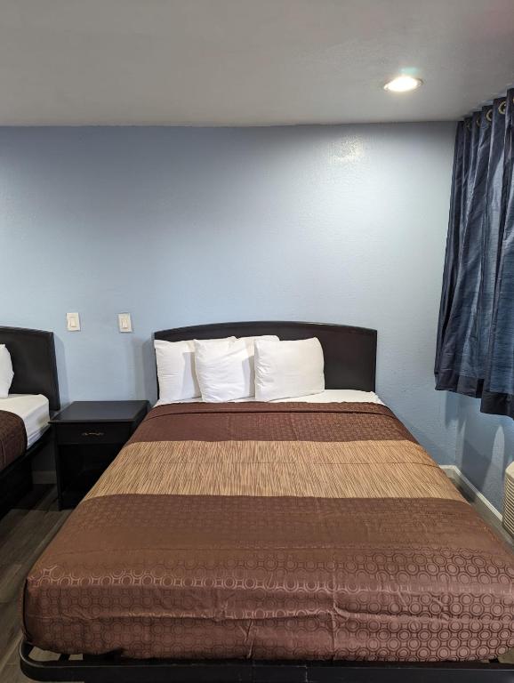 BEST MOTEL - Queen Room With Two Queen Beds