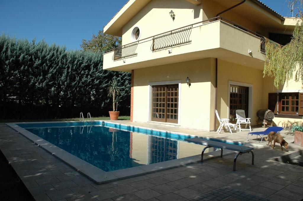 Bazén v ubytování B&B Rollo Garden nebo v jeho okolí