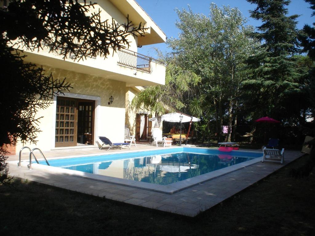Bazén v ubytování B&B Rollo Garden nebo v jeho okolí