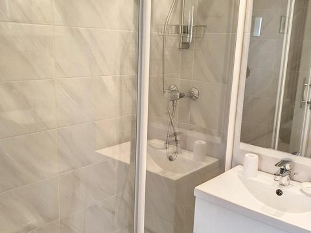 Kúpeľňa v ubytovaní Charmant T2 à Bormes-les-Mimosas, proche plage et commerces, parking inclus, animaux acceptés - FR-1-610-82