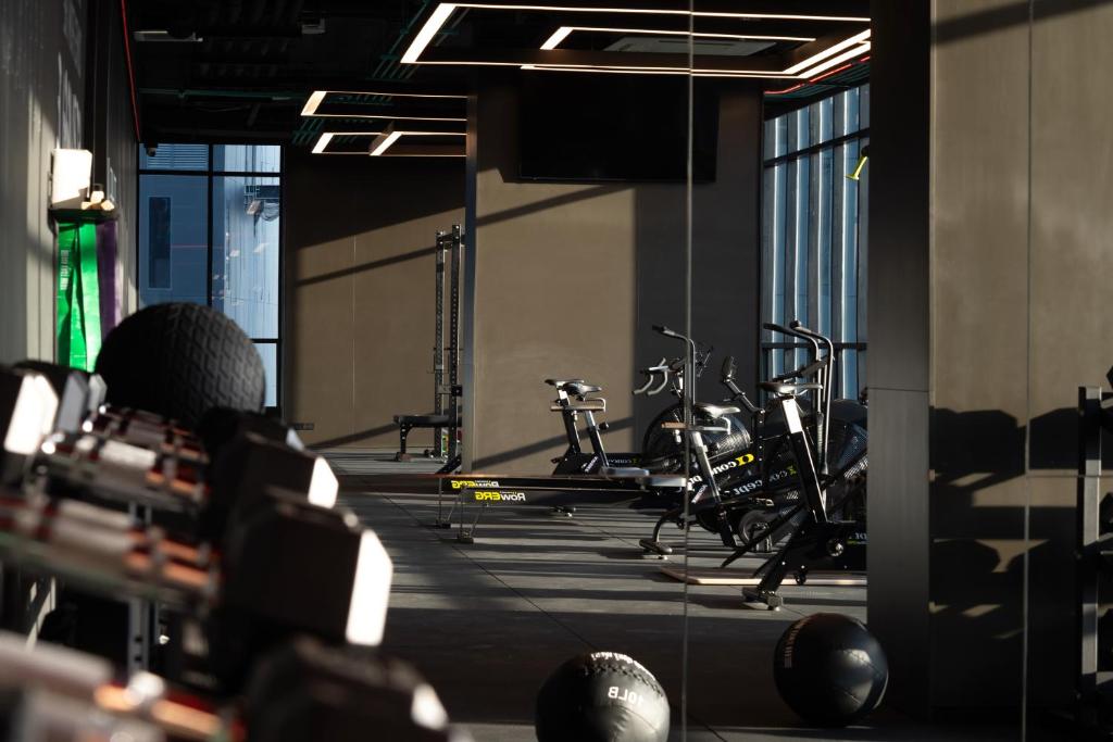 Fitness centrum a/nebo fitness zařízení v ubytování SILQ Hotel & Residence